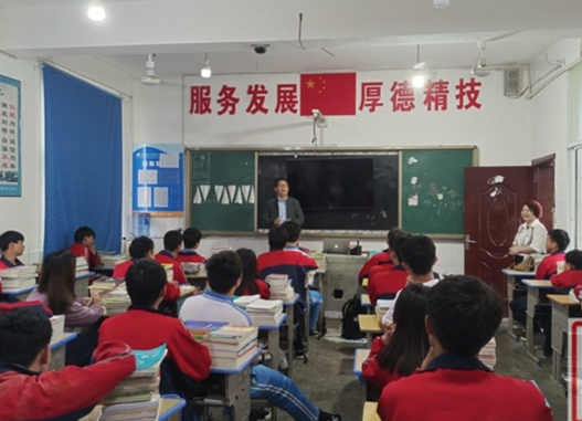 县就业培训中心首次开展电商直播培训班