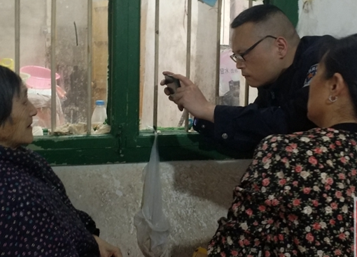 【我为群众办实事】县公安局人口与出入境管理大队上门为特殊群众办理身份证