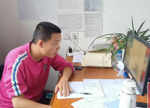 兴隆学校教师网上学法忙