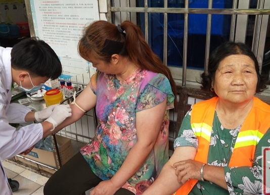 洛塔乡：关爱一线环卫工人 免费体检暖人心