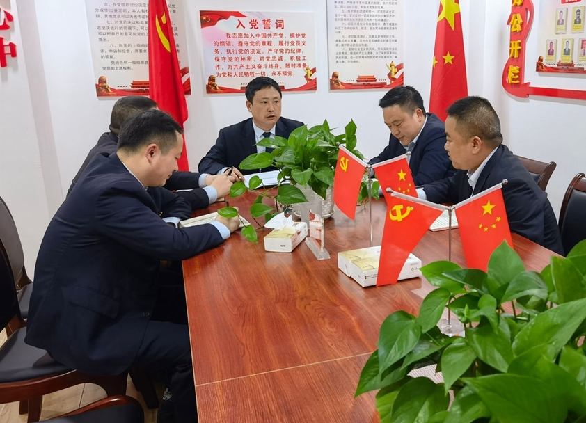 看好百姓的“钱袋子”  ——记龙山农商银行民安支行行长彭心跃