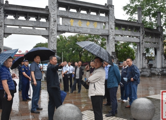 龙山多部门联合开展高考考前周边环境综合整治行动