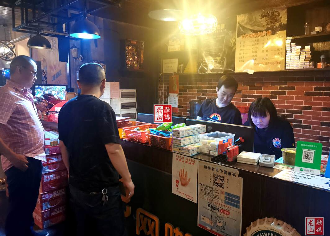 高考第二天：文化市场综合执法人员夜查KTV、网吧 护航高考