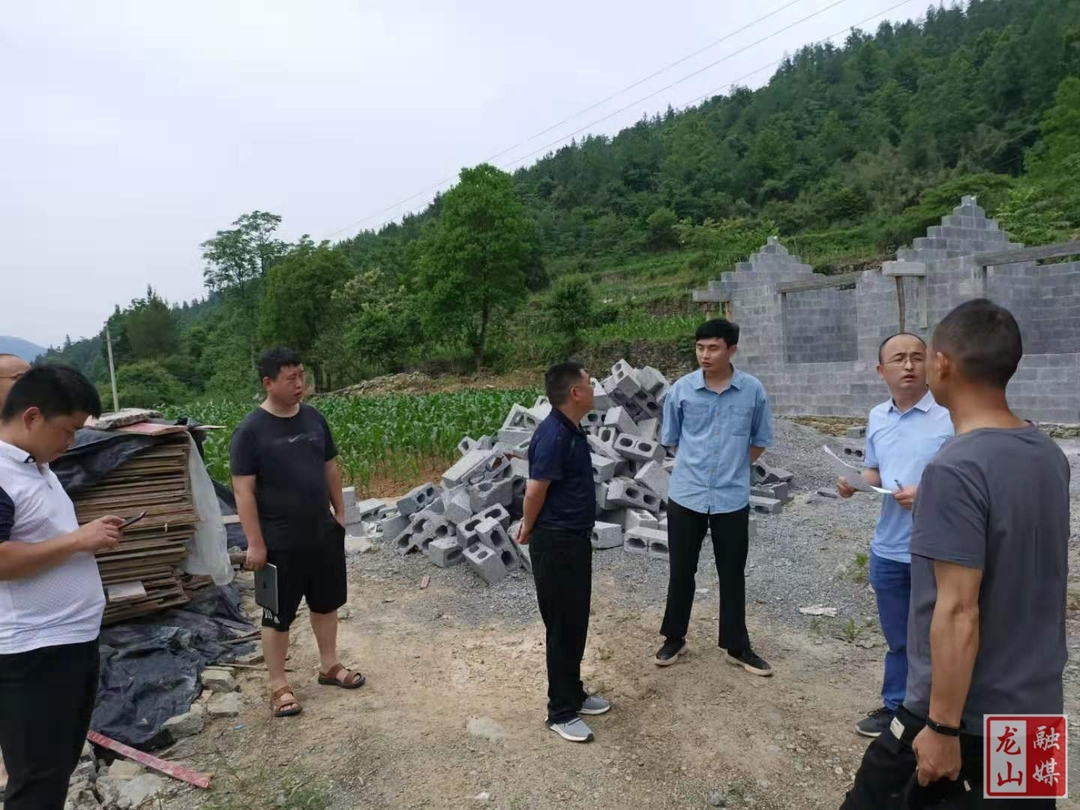 县“两违”整治办实地核查农村乱占耕地建房情况