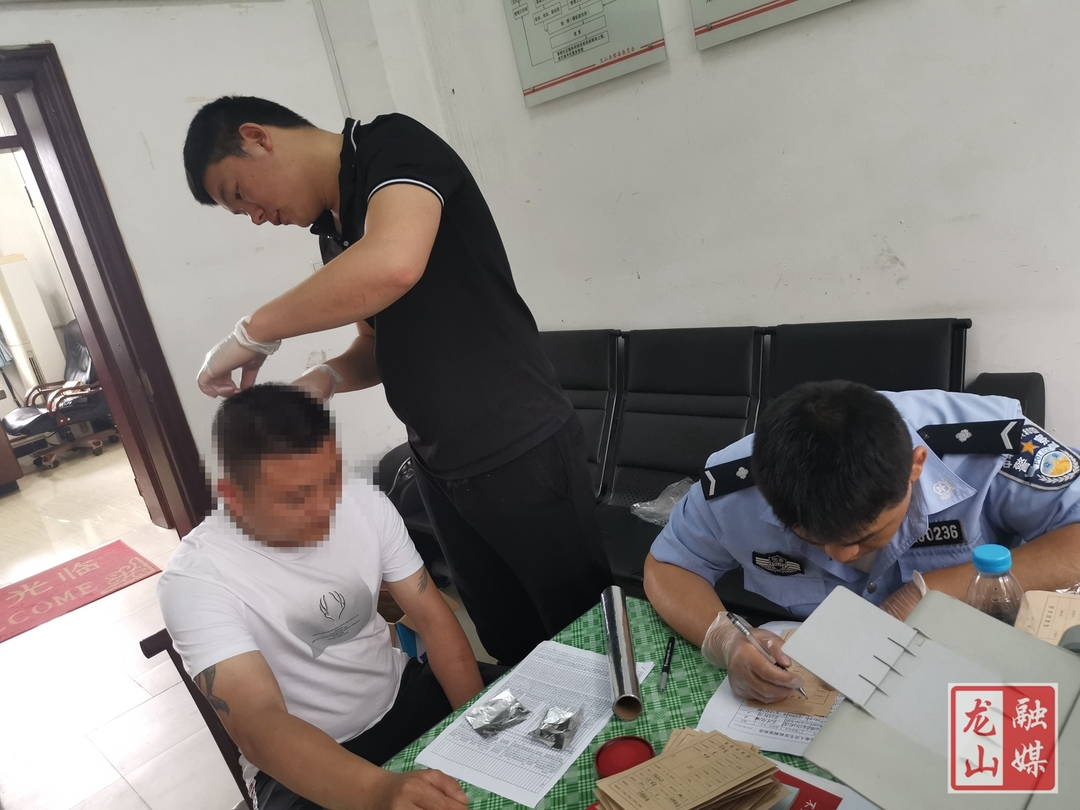 石牌镇开展在册吸毒人员毛发检测工作