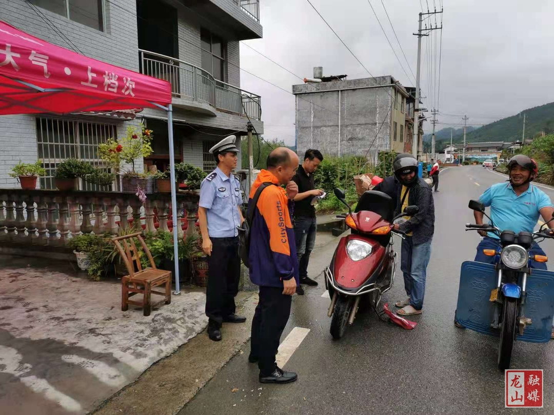石牌镇开展交通安全劝导筑牢道路安全防线