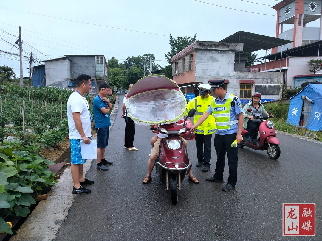 石羔街道：劝导文明出行保安全 查处违法车辆防事故
