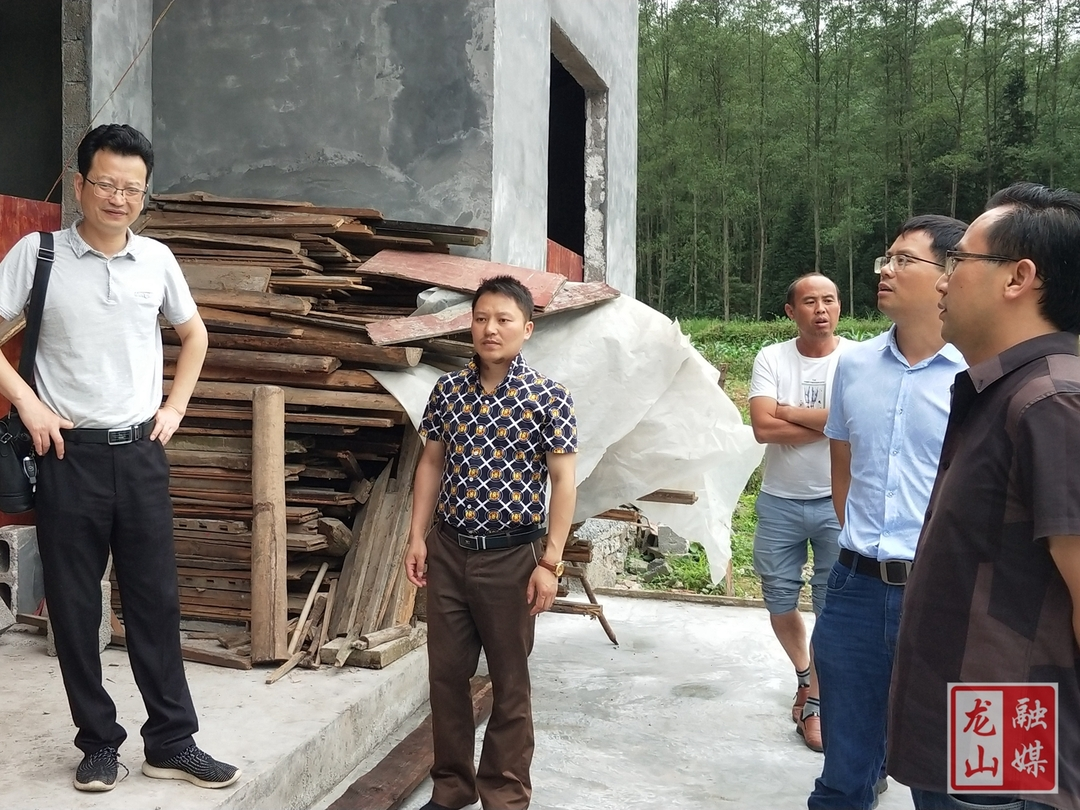 刘兴来龙山检查困难残疾人无障碍改造工程
