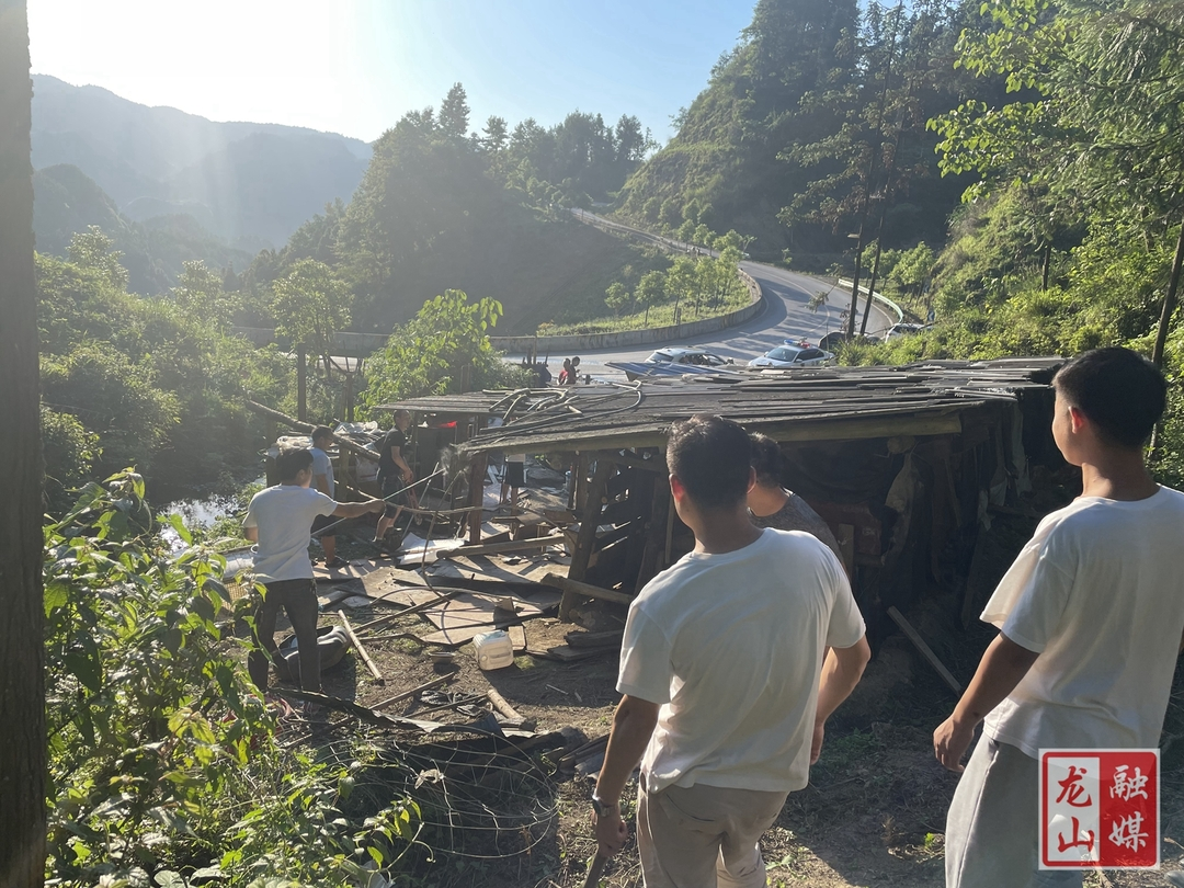 靛房镇开展惹巴拉景区公路沿线“两违”集中整治行动