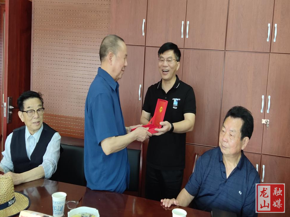 县商务局为“光荣在党50年”党员颁发纪念章