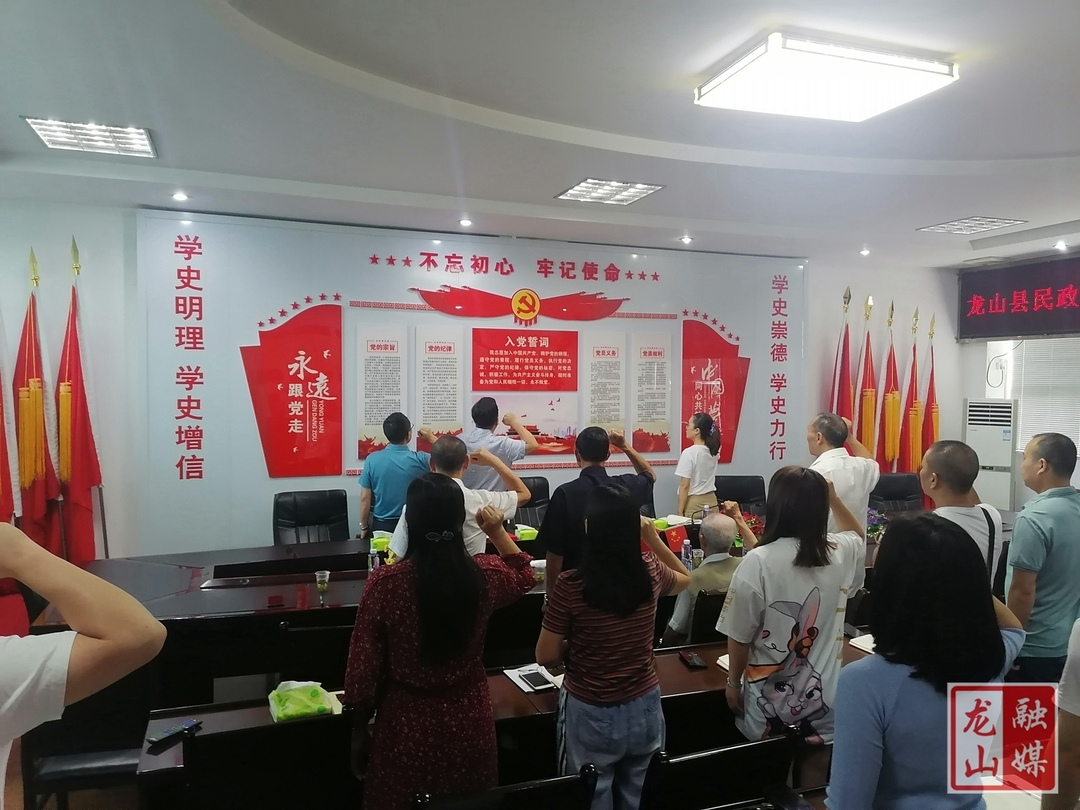 县民政局举行“光荣在党50年”纪念章颁发仪式
