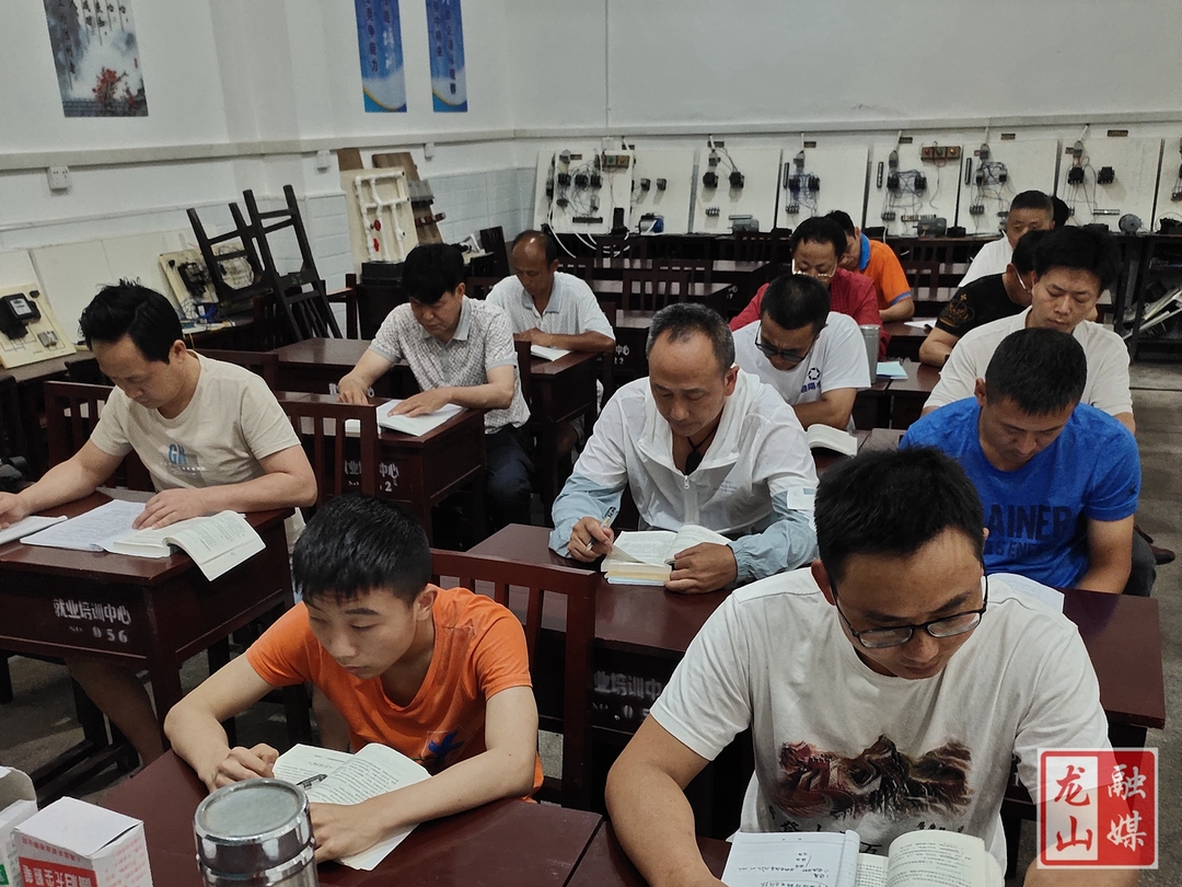 县就业培训中心开展电工技能培训