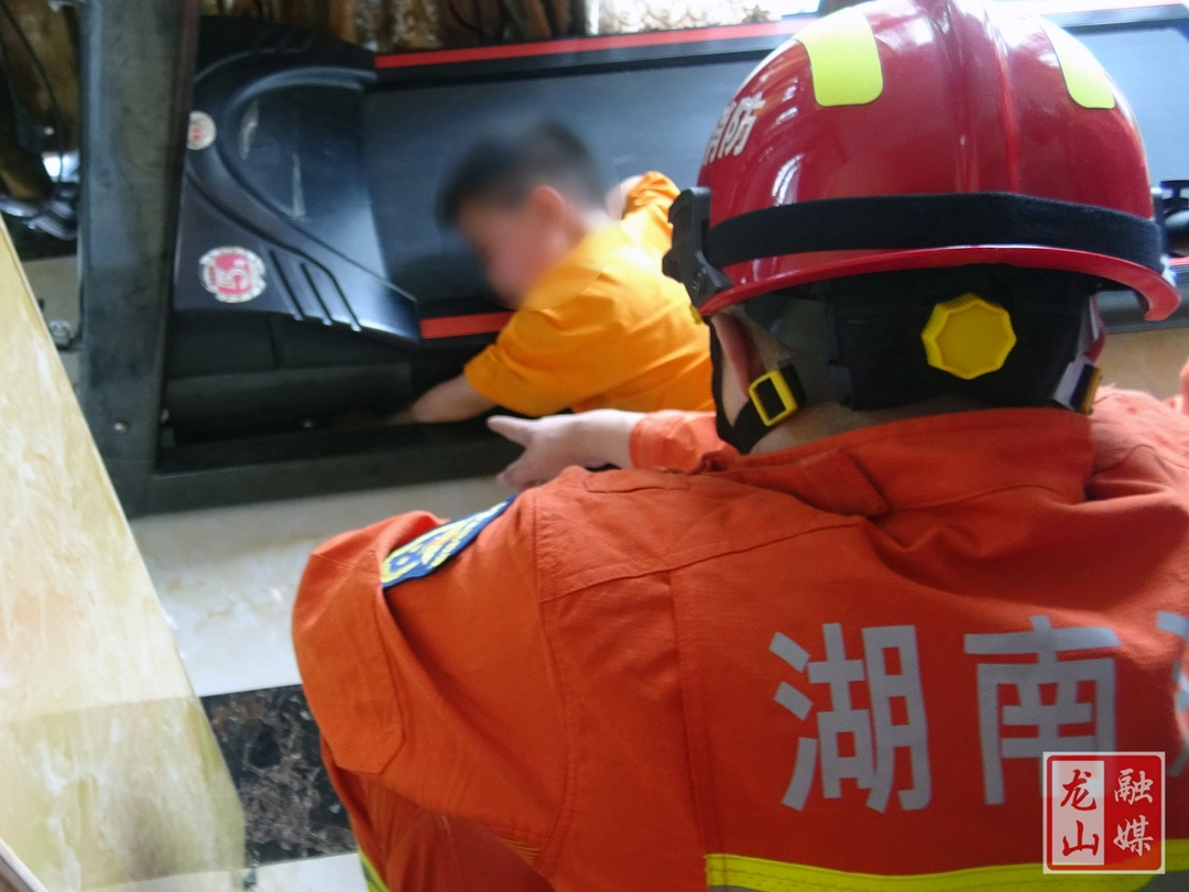 龙山：“熊孩子”惨遭跑步机卡手 消防员快速救援