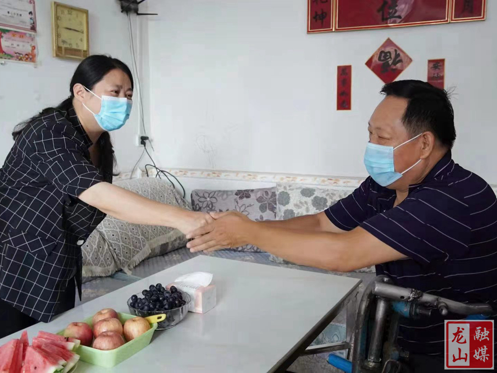 时荣芬走访慰问伤残军人