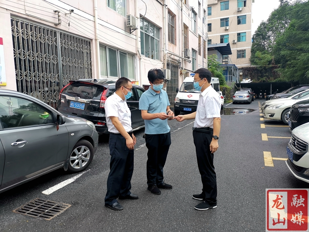 吴少叶看望慰问县疫情防控办一线工作人员