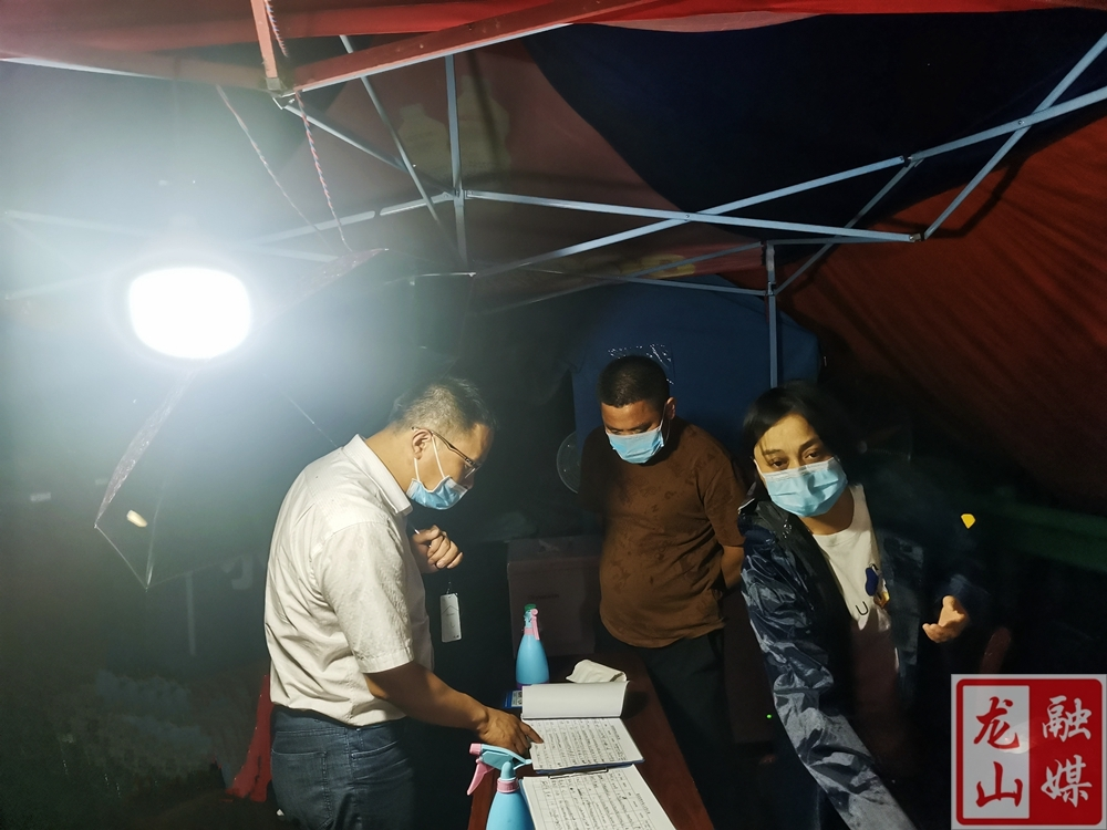 谭必松深入茅坪乡看望慰问抗疫一线工作人员