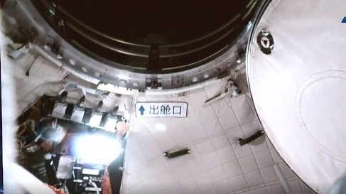 再次出舱！成功！