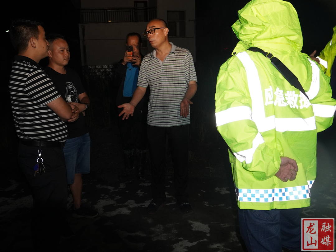 龙山县针对强降雨积极开展地质灾害隐患巡查