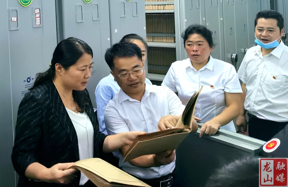 时荣芬调研档案馆建设和档案工作