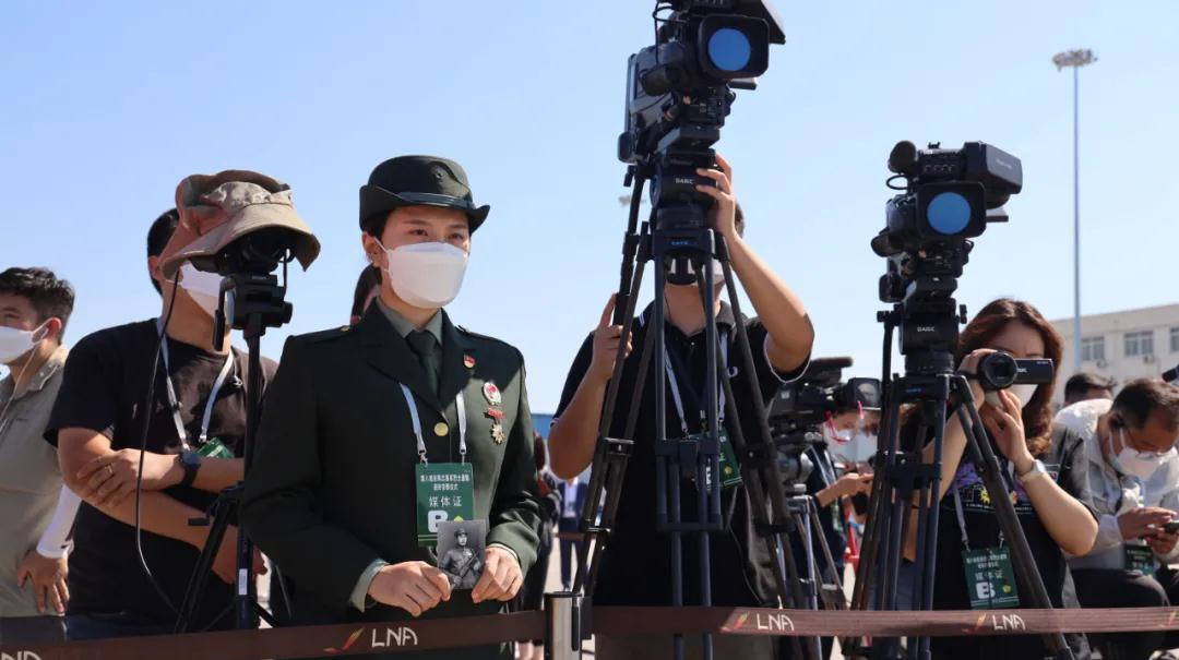 “爷爷，我来了！我替您来看战友了！”