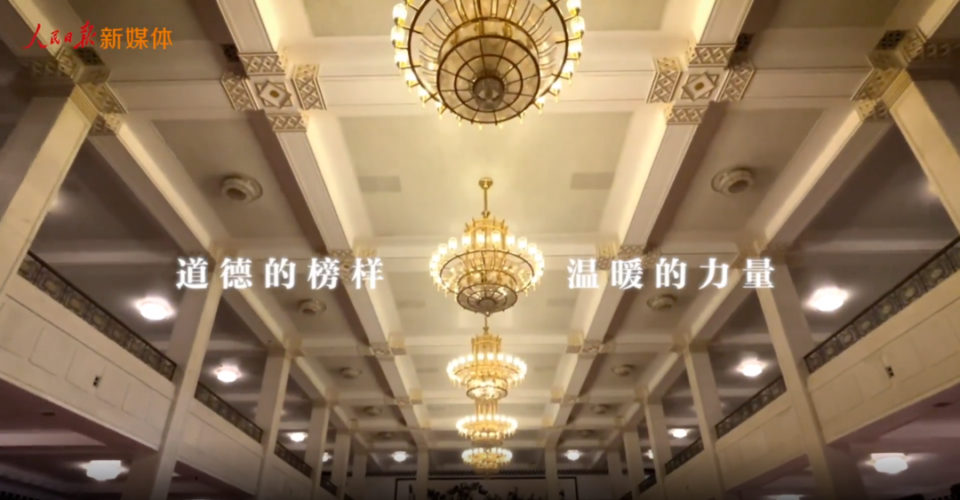 习近平关爱道德模范的暖心瞬间