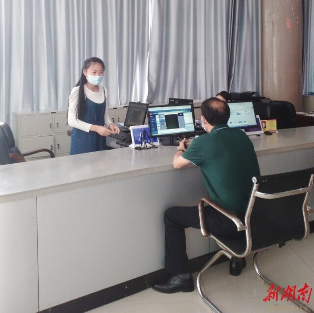 龙山首件“跨省通办”事项5分钟办结