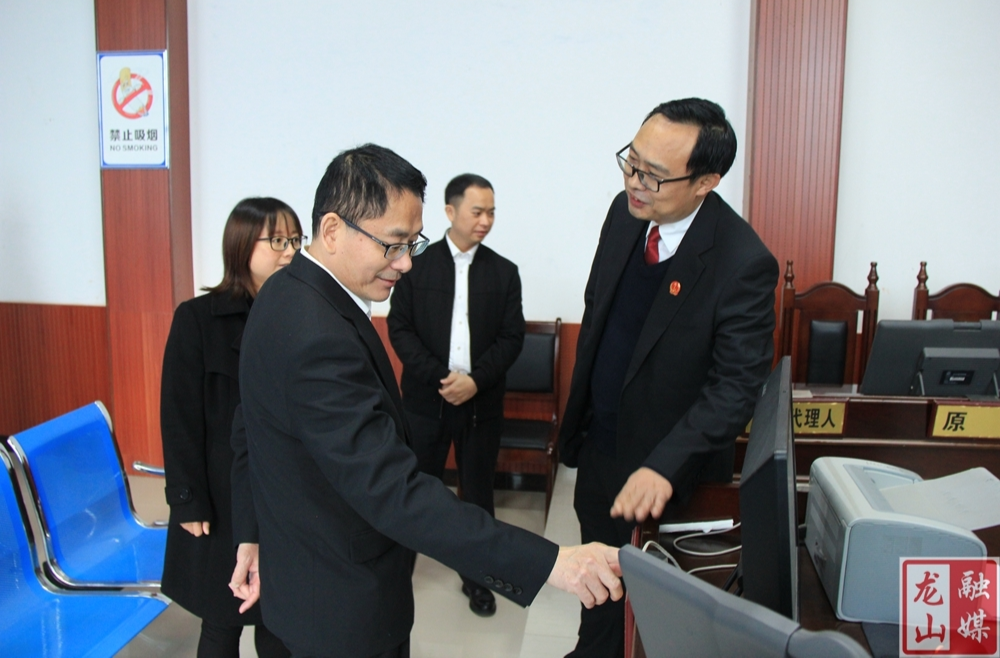 州中级人民法院党组书记、代理院长彭建民来龙山法院调研
