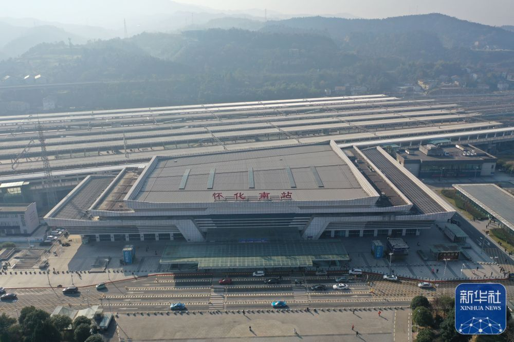 新华全媒＋丨张家界至吉首至怀化高速铁路开通运营