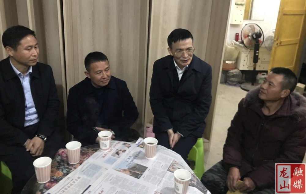 长沙市政协副主席彭继球走访慰问困难群众