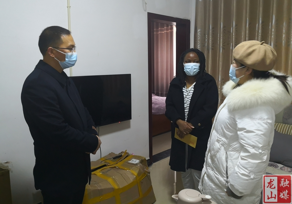 谭必松调研涉外疫情防控工作并走访外籍教师与港澳同胞