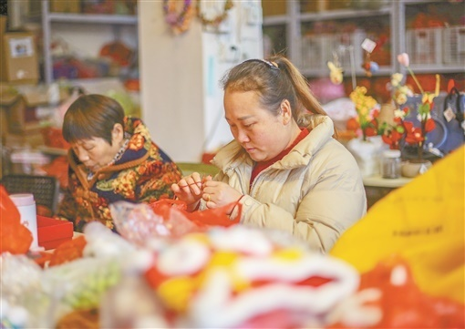 【新春走基层】赶制特色订单产品