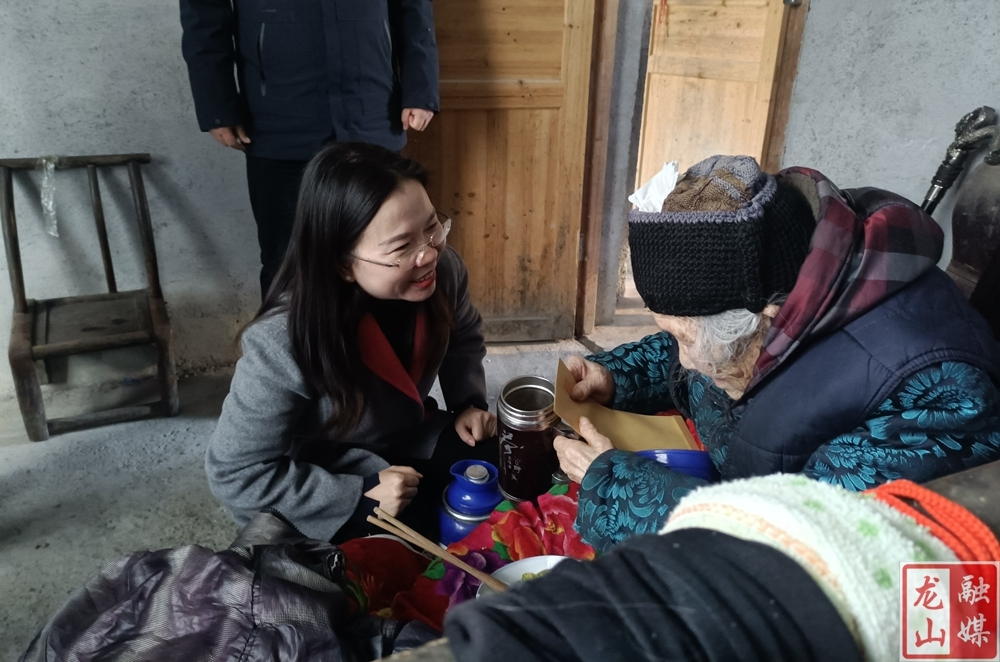 【新春走基层】樊未走访慰问百岁老人和特困老人