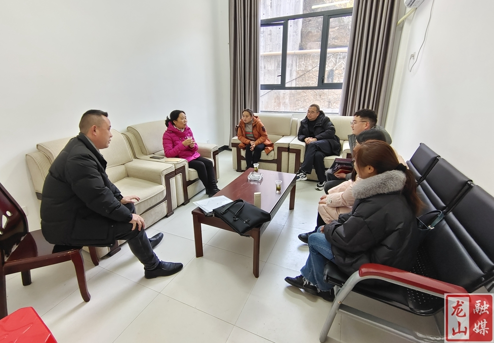 【新春走基层】唐晓萍到水田坝镇走访慰问县人大代表