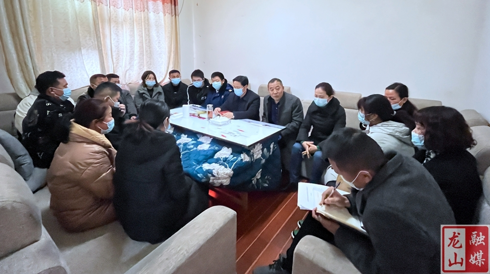 【新春走基层】余志国到召市镇走访慰问县人大代表