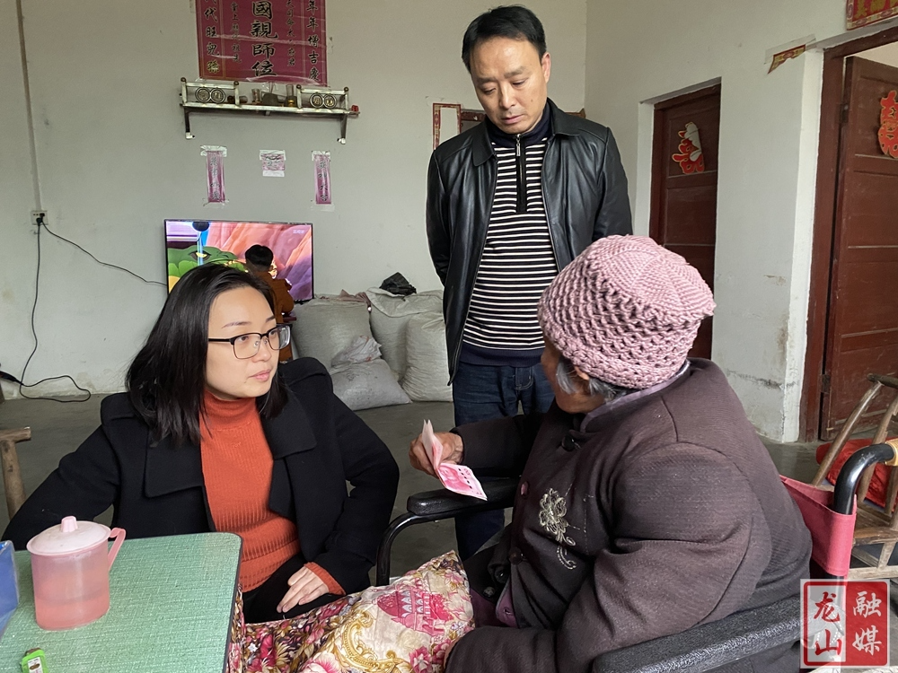 【新春走基层】杨甜走访慰问困难群众和文艺专家