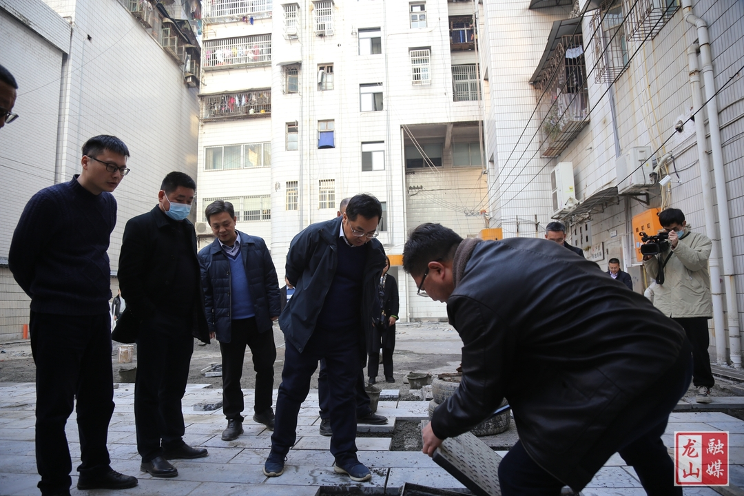 易小林来县调研安全生产和城镇老旧小区改造等相关工作