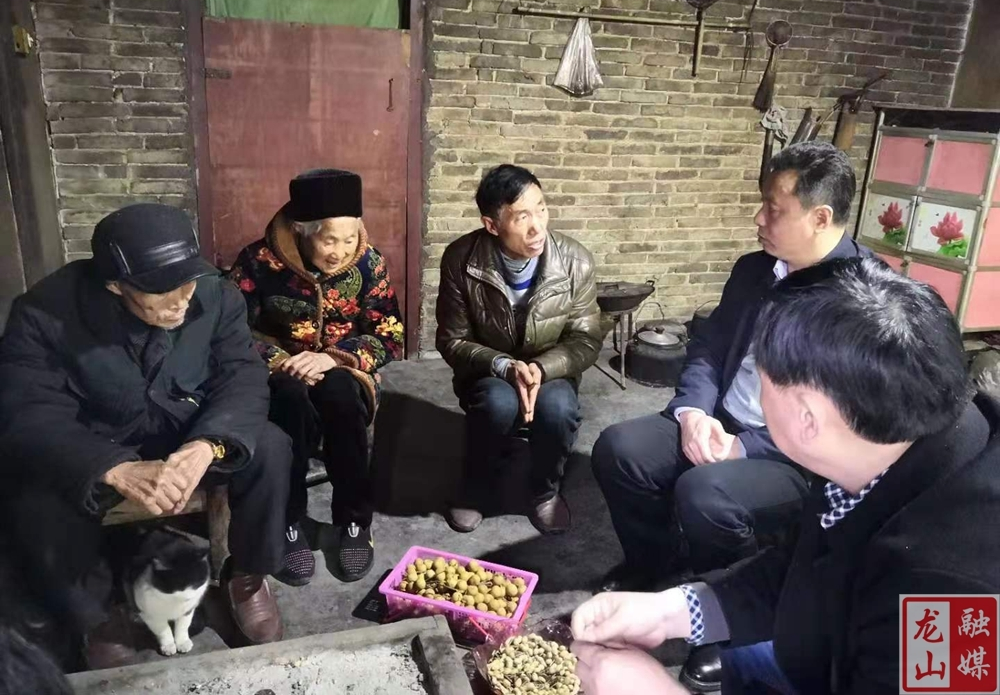 【新春走基层】梁兴华到召市镇走访慰问困难群众