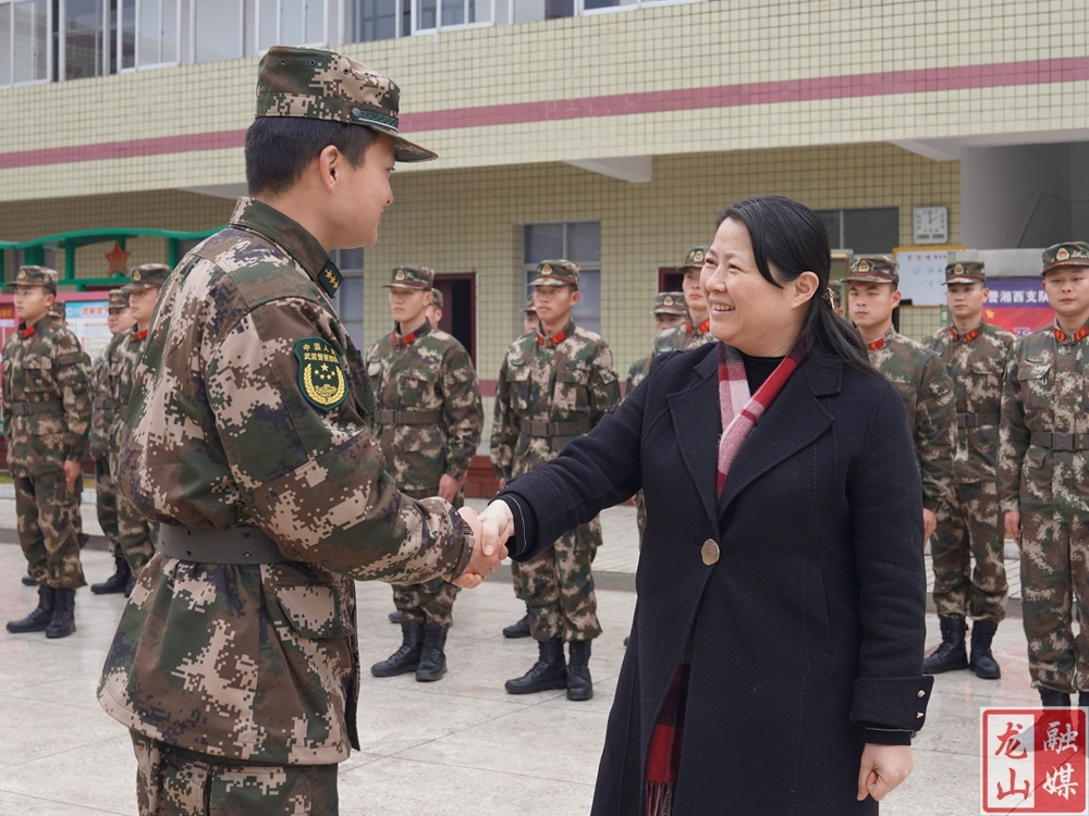 【新春走基层】时荣芬走访慰问驻县官兵及光荣院老兵