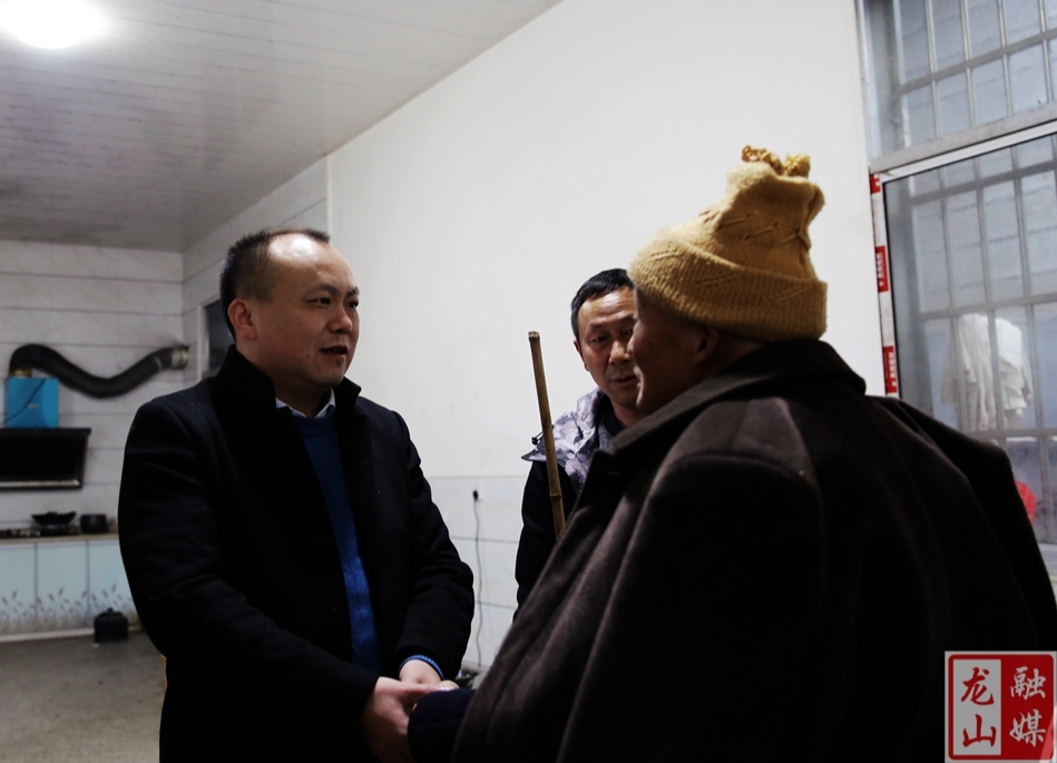 【新春走基层】赵雪峰到甘露村走访慰问