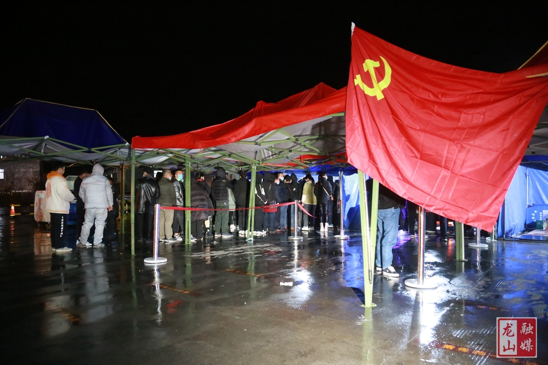 疫情防控“力”不减，党旗飘扬在“疫”线