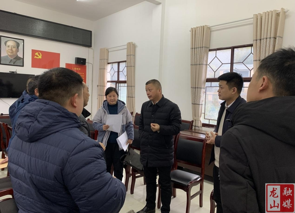 【新春走基层】黄勇到联系村开展走访慰问活动