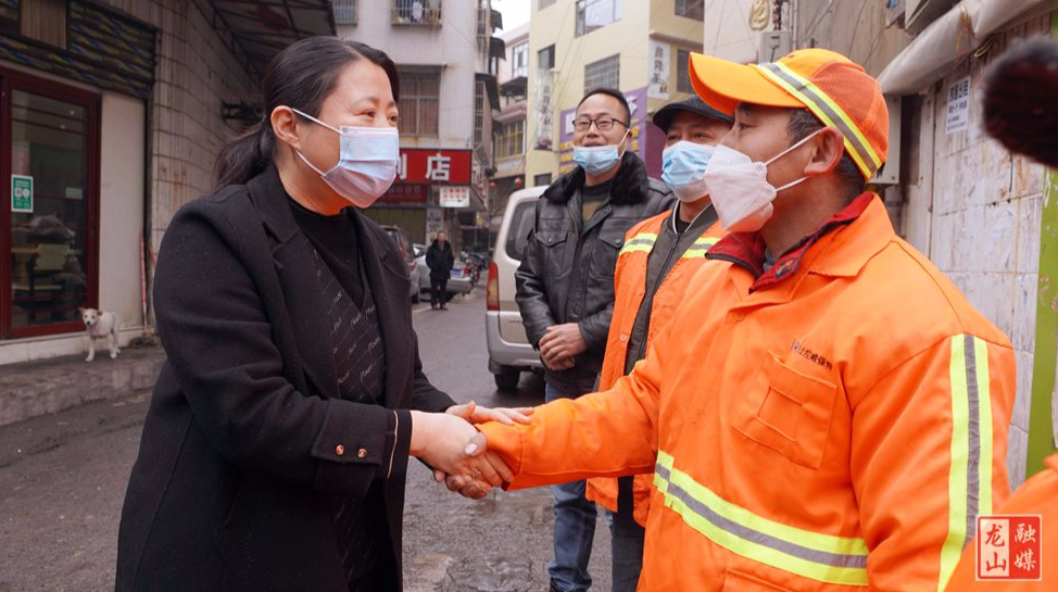 时荣芬走访慰问春节值班人员