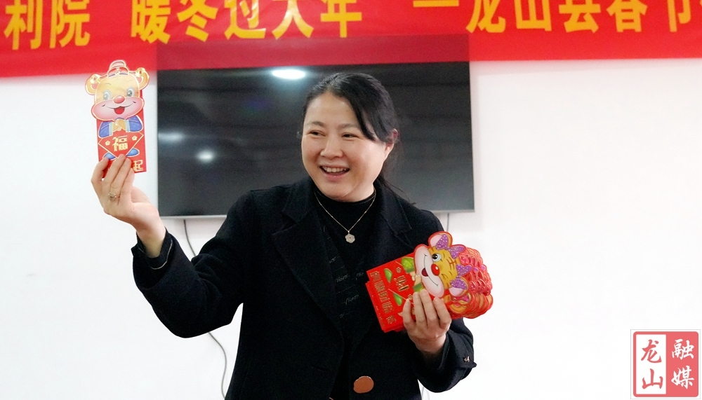 时荣芬到县福利院开展“走进福利院 暖冬过大年”春节走访慰问活动