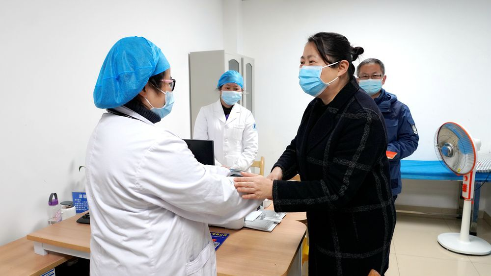 时荣芬看望慰问疫情防控一线工作者