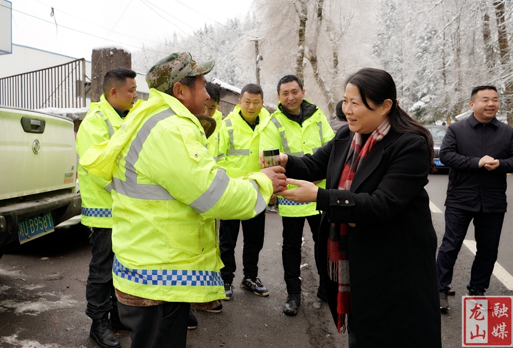 时荣芬检查应对低温雨雪冰冻天气工作情况