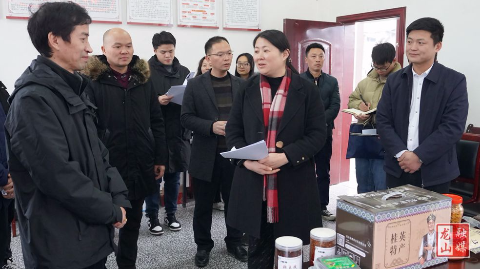 时荣芬调研乡村振兴工作
