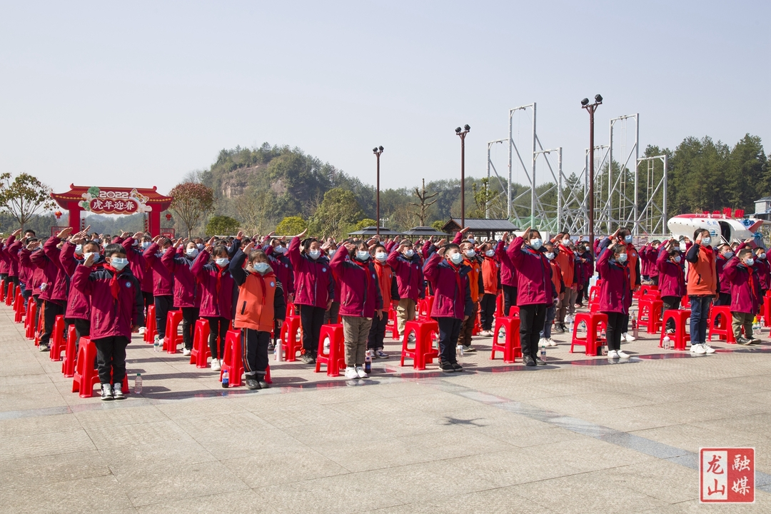 龙山红色教育浓   200名少先队员致敬航天女神