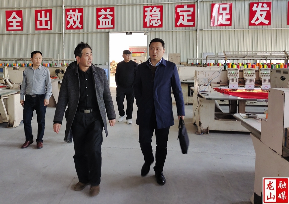 梁兴华走访调研龙山县土家巧手民族工艺有限公司