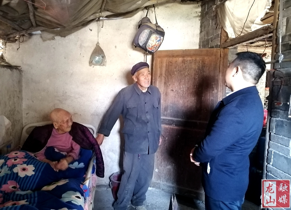 州人社局一行来县推进社保卡切换工作