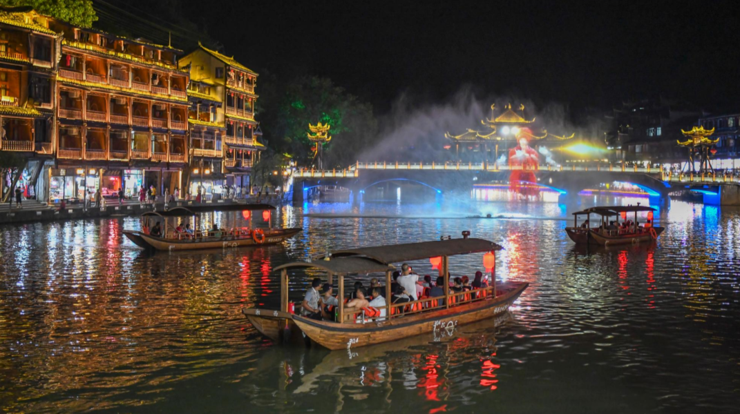 神秘湘西走个春丨奔赴烟雨凤凰，寻觅第一场暖春之旅